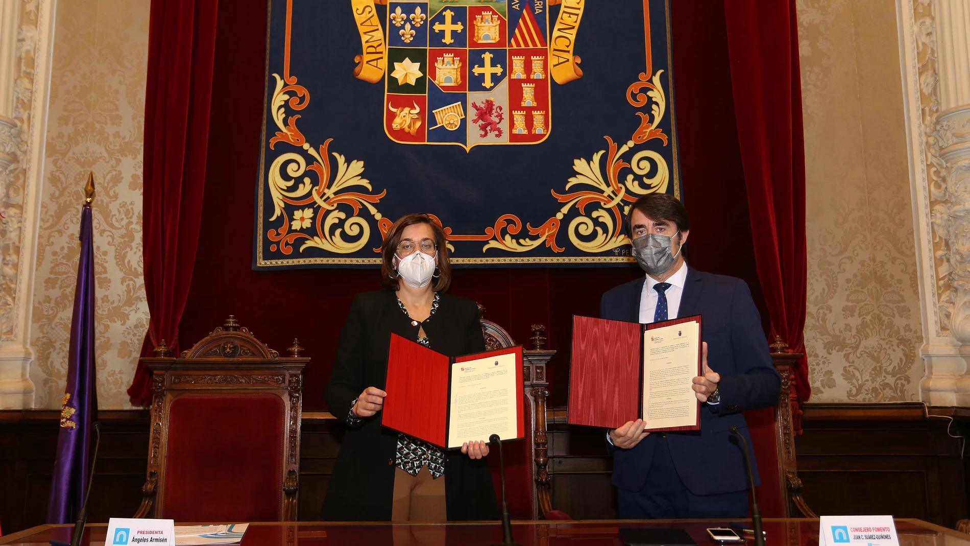 Firma del convenio entre la presidenta de la Diputación de Palencia, Ángeles Armisén, y el consejero Juan Carlos Suárez-Quiñones