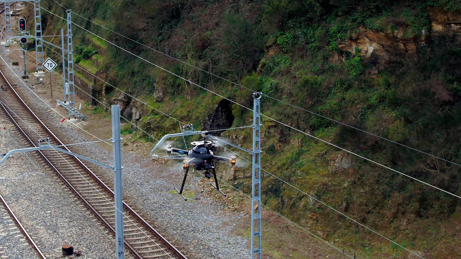 La tecnología permite ya la inspección en remoto de las vías ferroviarias con 5G y drones