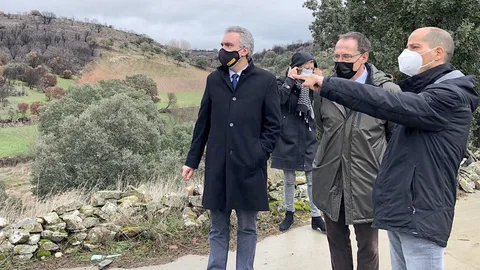 El delegado del Gobierno, Javier Izquierdo, visita las obras tras el incendio de Lober de Aliste