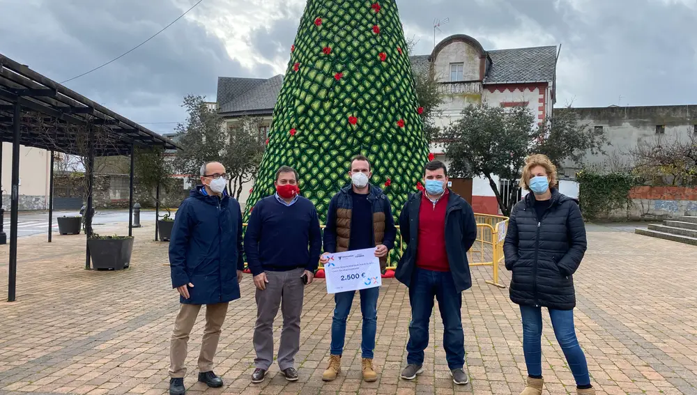 Los trabajadores de la fábrica de Cementos Cosmos en Toral de los Vados (León) hacen entrega de una donación de 5.000 euros a los bancos de alimentos de Ponferrada y Toral.