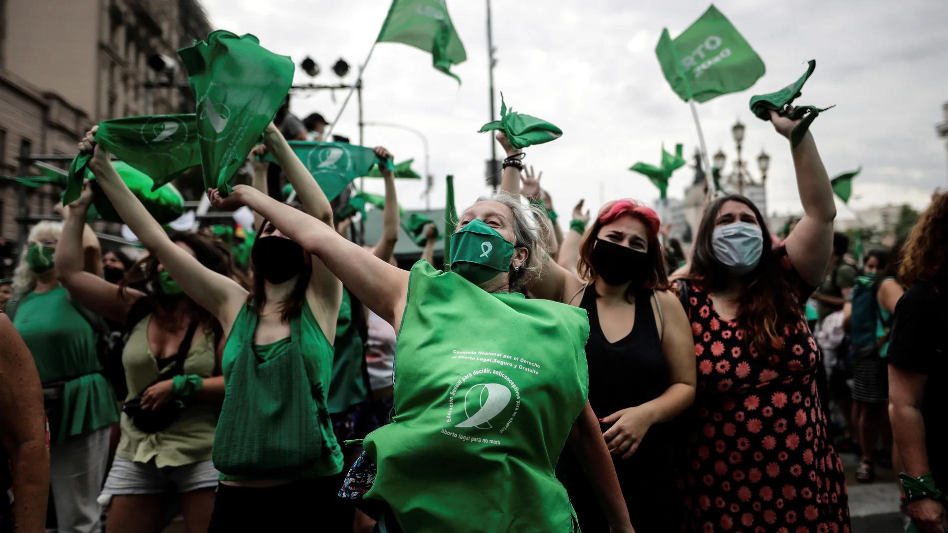Celebraciones este viernes en Buenos Aires después de que la Cámara de Diputados de Argentina aprobara esta mañana un proyecto de ley que permite acceder libre y legalmente al aborto hasta la semana 14 de gestación