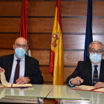 Firma del convenio entre el consejero Jesús Julio Carnero y el presidente de la Federación Hípica de Castilla y León, Juan Antonio Useros