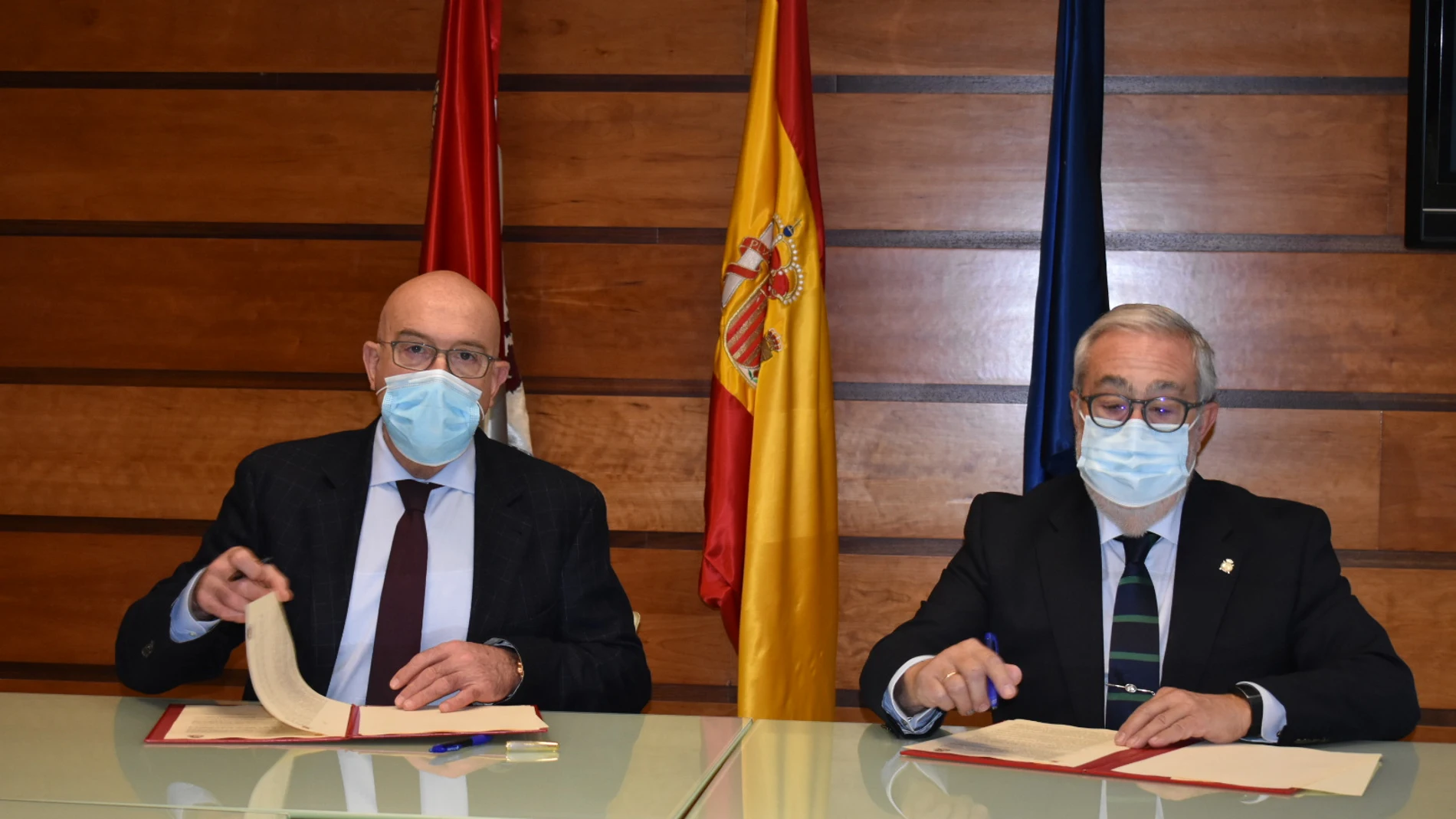 Firma del convenio entre el consejero Jesús Julio Carnero y el presidente de la Federación Hípica de Castilla y León, Juan Antonio Useros