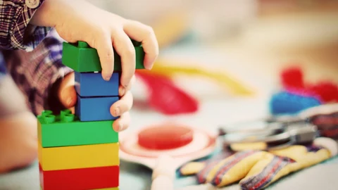 Un niño juega con un juguete en una imagen de archivo