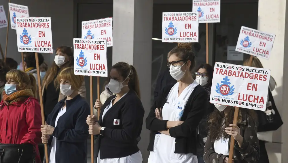 Concentración de trabajadores del Hospital San Juan de Dios de Burgos en defensa de su empleo