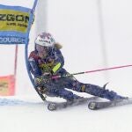La italiana Marta Bassino acelera en la pista durante el slalom gigante de la Copa del Mundo femenino en Courchevel, Francia, el sábado 12 de diciembre de 2020. (AP Photo/Giovanni Auletta)