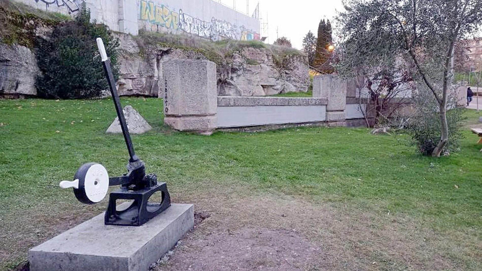 El Ayuntamiento de Zamora instala junto a un antiguo túnel ferroviario una marmita para cambio de agujas