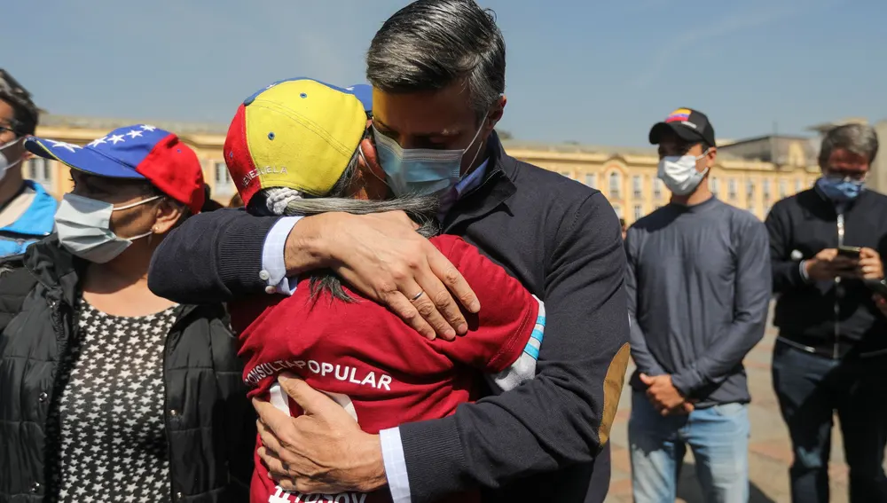El dirigente opositor Leopoldo López se abraza con una activista prodemocracia tras participar en la consulta popular de este sábado para rechazar el fraude de Maduro