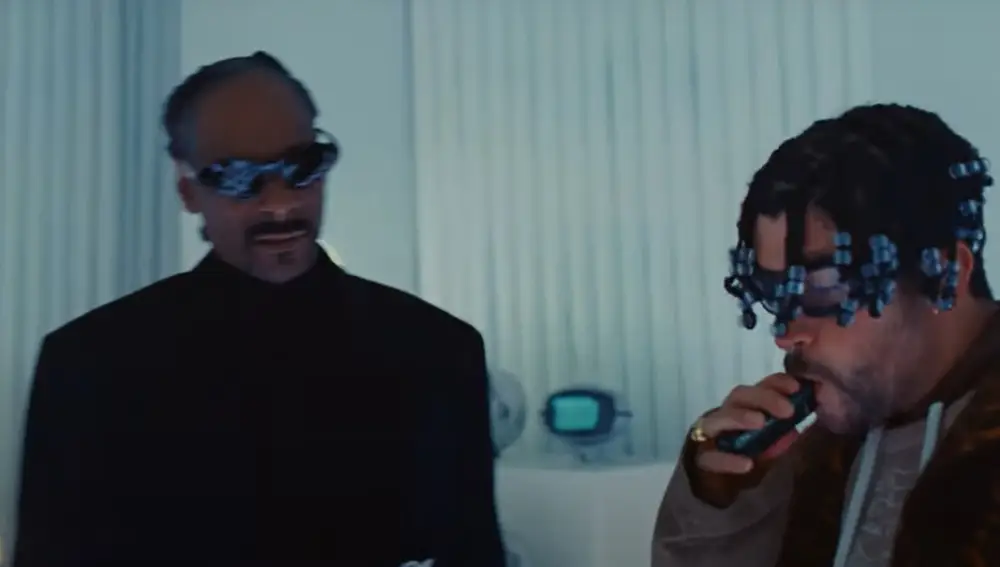 Snoop Dogg y Bad Bunny en el vídeo de &quot;Hoy cobré&quot;