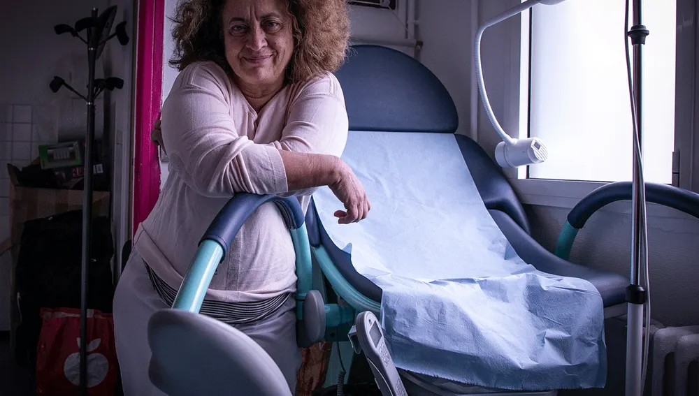 La ginecóloga Ghada Hatem, fundadora de la Maison des Femmes, en su consultorio de la comuna de Saint Denis, a las afueras de París y Georges Salines es el presidente fundador de la asociación 13Onze15 que reúne a los sobrevivientes y parientes de víctimas de los atentados de Paris del 13 de noviembre de 2015