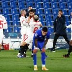 Suso, Jordán y Aleix Vidal celebran el gol del Sevilla en el Coliseum