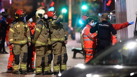 Agentes de la Policía Nacional y del Cuerpo de Bomberos de Valladolid en la calle General Shelly de Valladolid, tras la llamada de un vecino sobre dos posibles disparados (12 de diciembre de 2020)