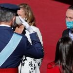 El Rey Felipe VI saluda al vicepresidente segundo, Pablo Iglesias, durante el acto del 12-O