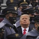 El presidente de Estados Unidos Donald Trump rodeado de cadetes de West Point.