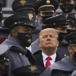 El presidente de Estados Unidos Donald Trump rodeado de cadetes de West Point.