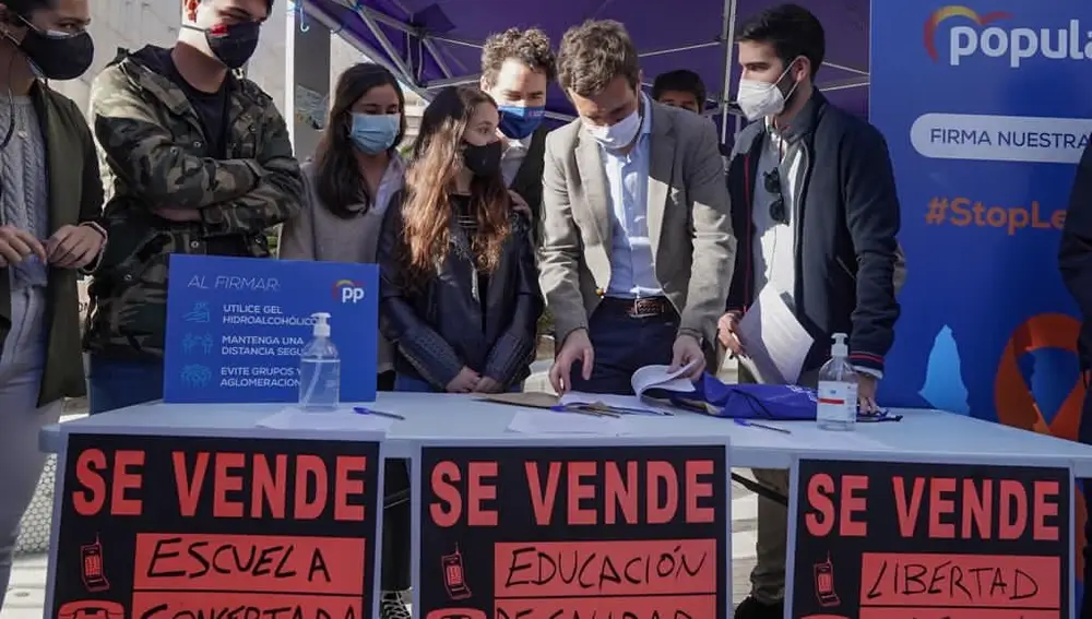 El líder del PP, Pablo Casado acudió a una de las mesas de recogida de firmas contra la Ley Celáa en Murcia