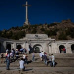 Visitantes en la Basílica del Valle de los Caídos en los días previos a la exhumacion de los restos de Francisco Franco