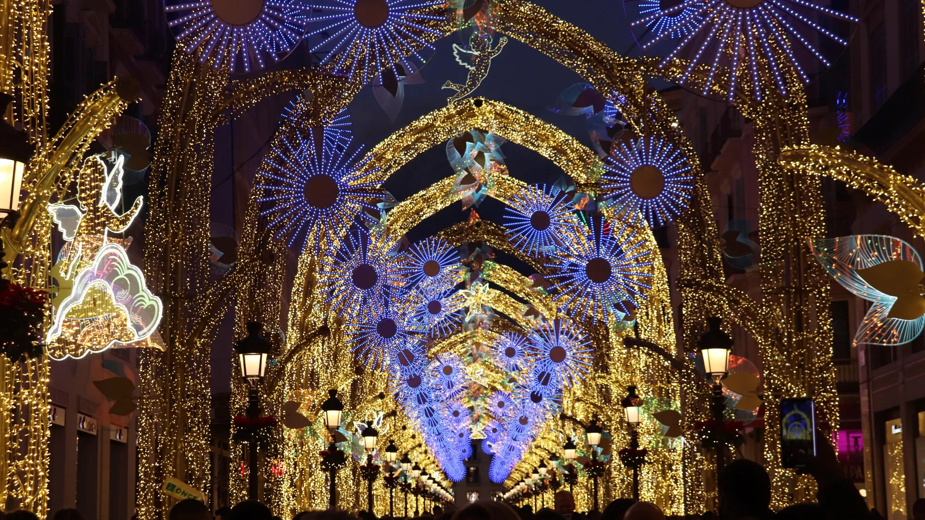 Vista general de la calle Marqués de Larios en Málaga, con su tradicional iluminación.