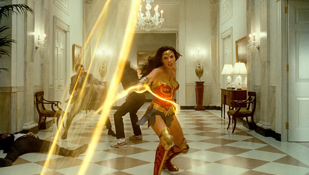 "Wonder Woman 1984" será el primer gran blockbuster de la era post-pandémica y se estrenará primero en cines e inmediatamente después en plataformas digitales (HBOMax)