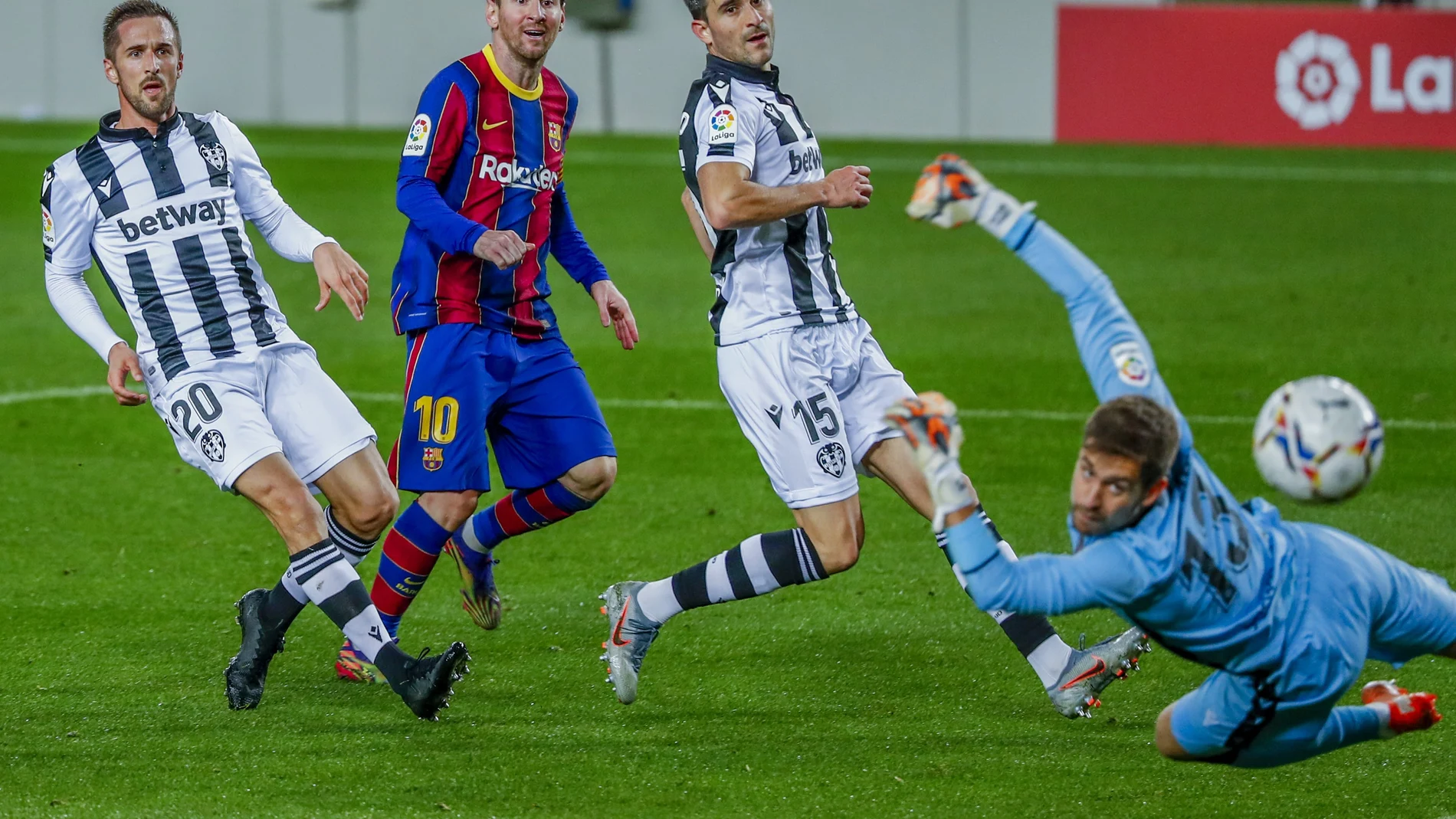 Messi dispara a portería en la jugada del gol que ha dado la victoria al equipo azulgrana.