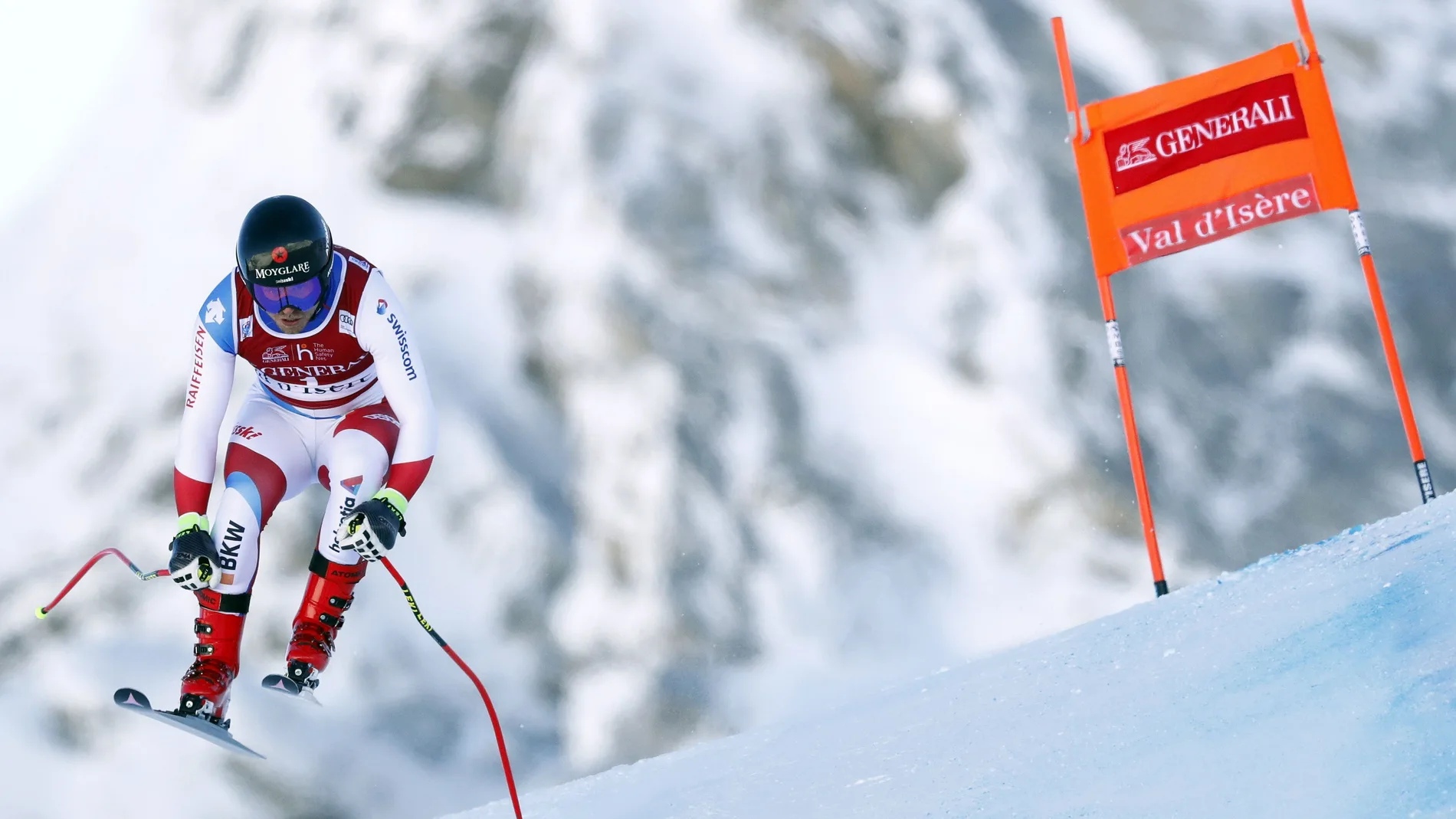 El suizo Mauro Caviezel en acción durante la prueba de descenso en la Copa del Mundo de Esquí Alpino en Val d'Isere, Francia. EFE/EPA/GUILLAUME HORCAJUELO