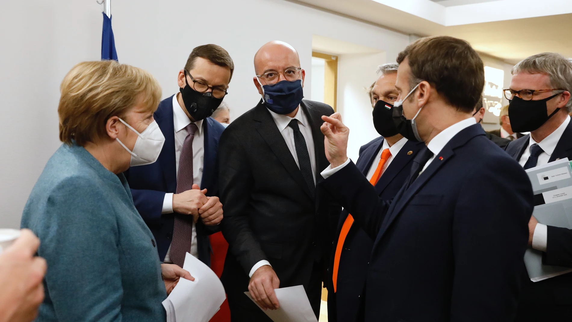 La canciller alemana, Angela Merkel, y el presidente francés, Emmanuel Macron, en primer término, durante una de las cumbres sobre el Fondo de Recuperación de la UE