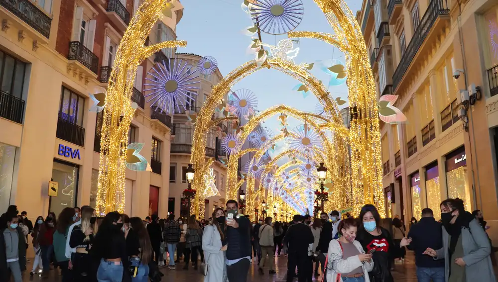 Vista general de la calle Marqués de Larios en Málaga, con su tradicional iluminación navideña
