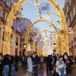 Vista general de la calle Marqués de Larios en Málaga, con su tradicional iluminación navideña