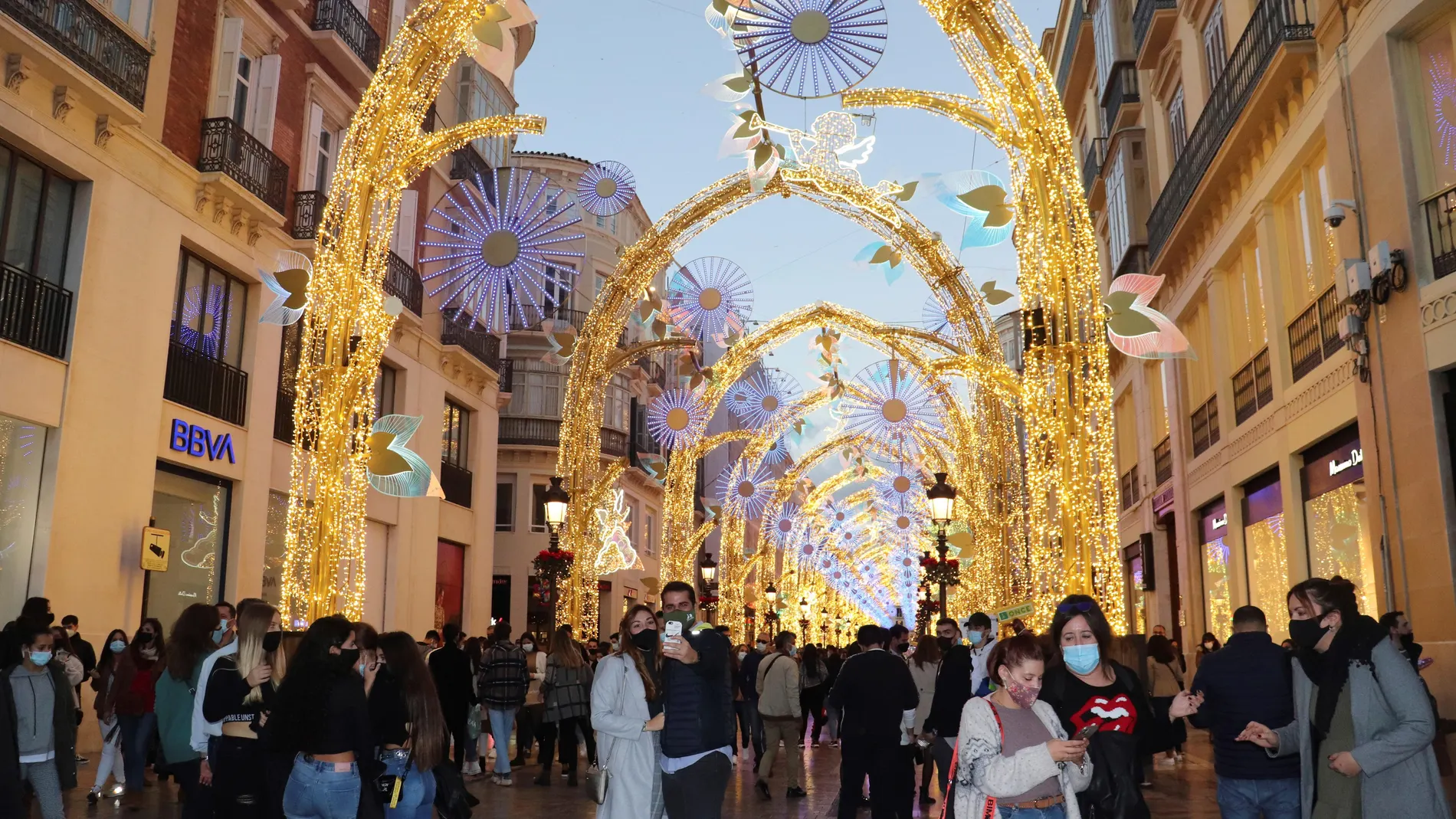 Vista general de la calle Marqués de Larios en Málaga, con su tradicional iluminación navideña