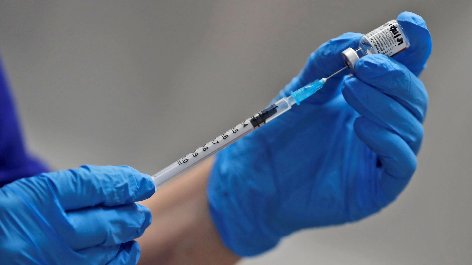 Una enfermera se prepara para administrar la vacuna de Pfizer-BioNTech en un hospital de Londres