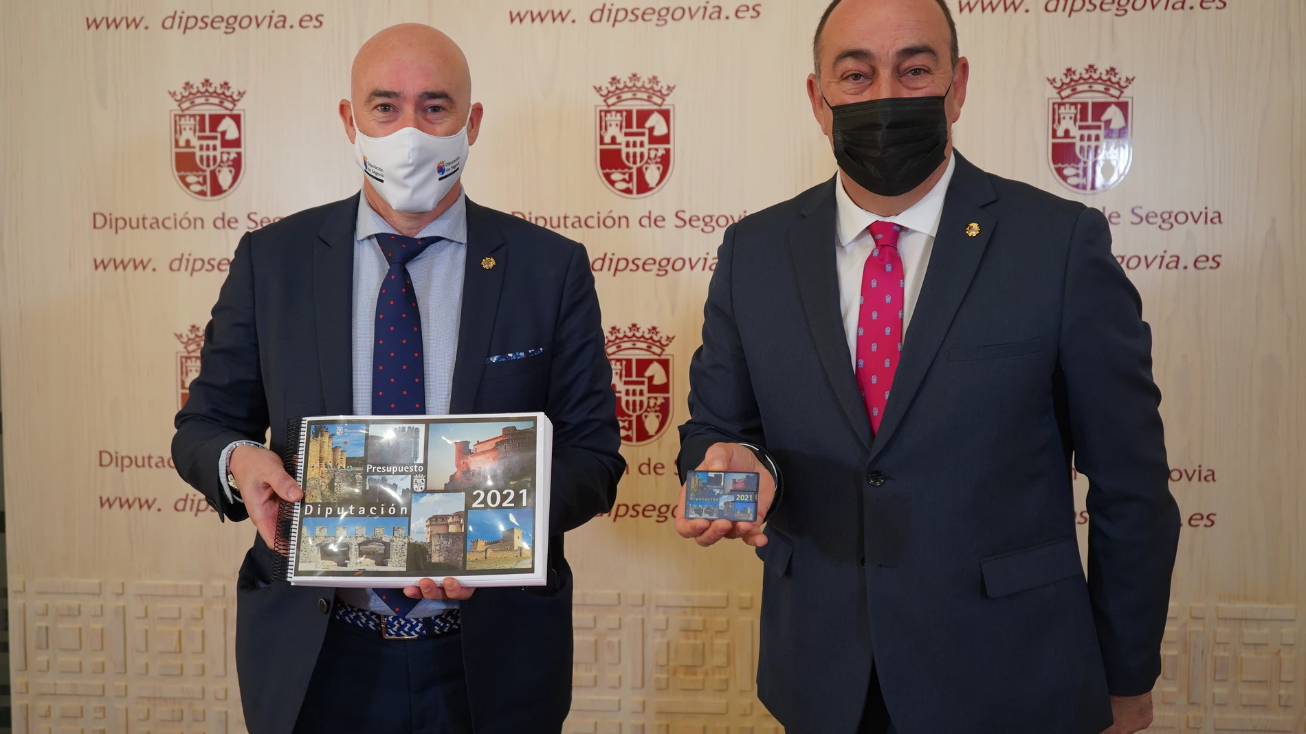 El presidente de la Diputación de Segovia, Miguel Ángel de Vicente, junto al diputado de Hacienda, Óscar Moral, presentan los Presupuestos