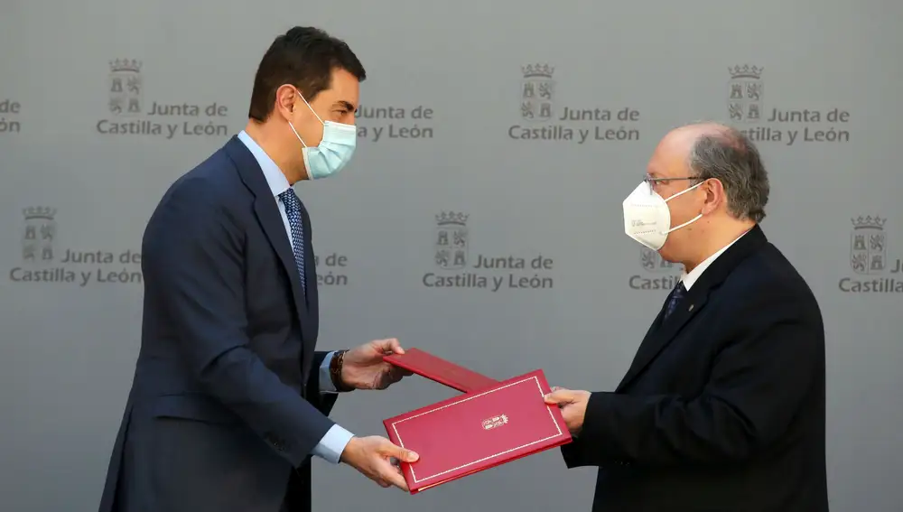 El consejero de la Presidencia, Ángel Ibáñez, firma el acuerdo con el presidente del CES de Castilla y León, Enrique Cabero