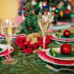 Una mesa decorada por Navidad