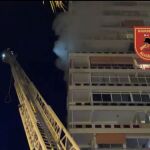 Los bomberos utilizaron una escalera de gran altura para atacar al fuego
