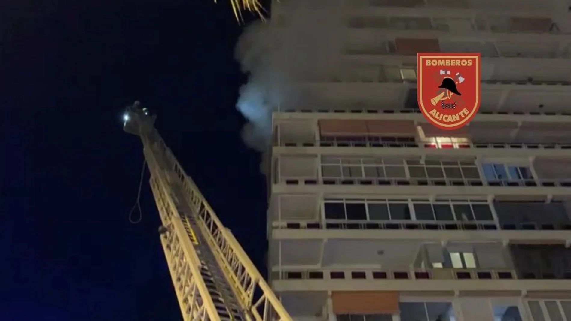 Los bomberos utilizaron una escalera de gran altura para atacar al fuego