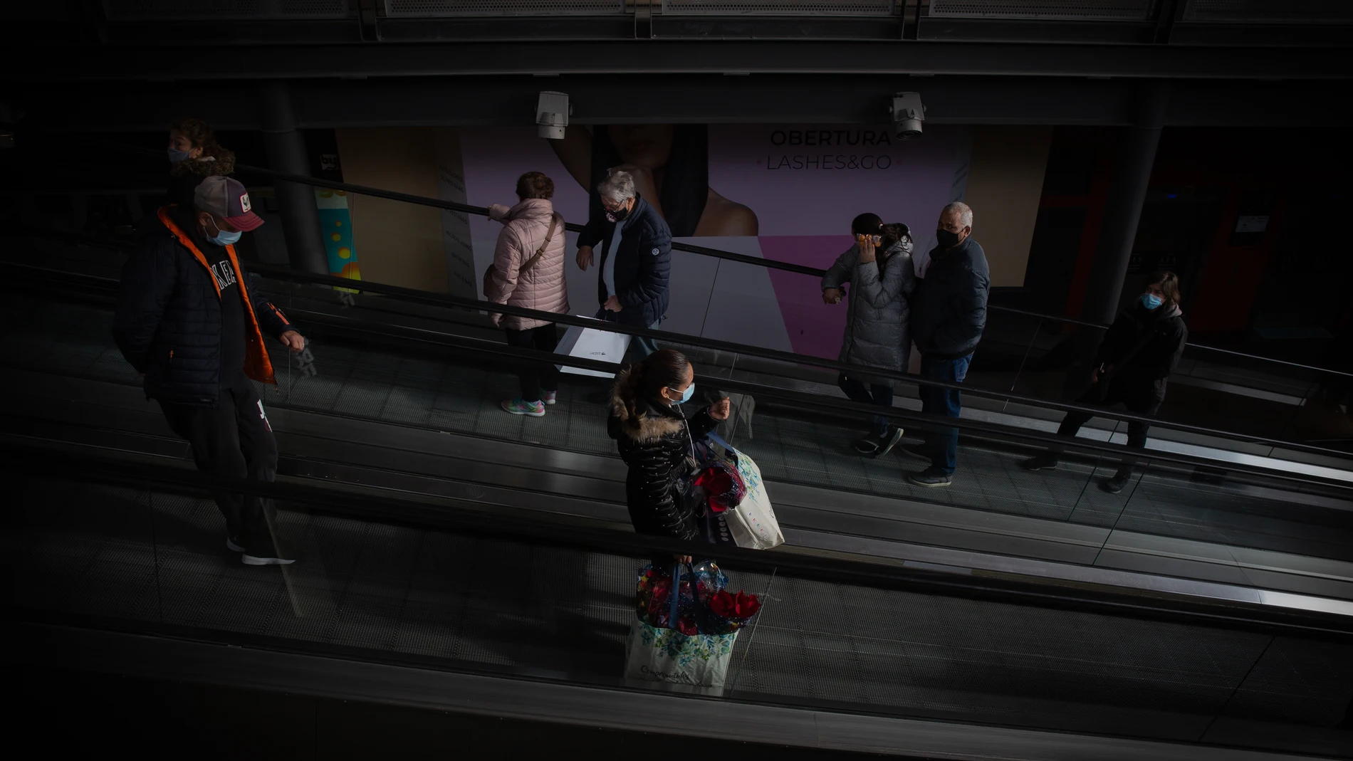 Varias personas realizan compras en el centro comercial La Maquinista, en Barcelona