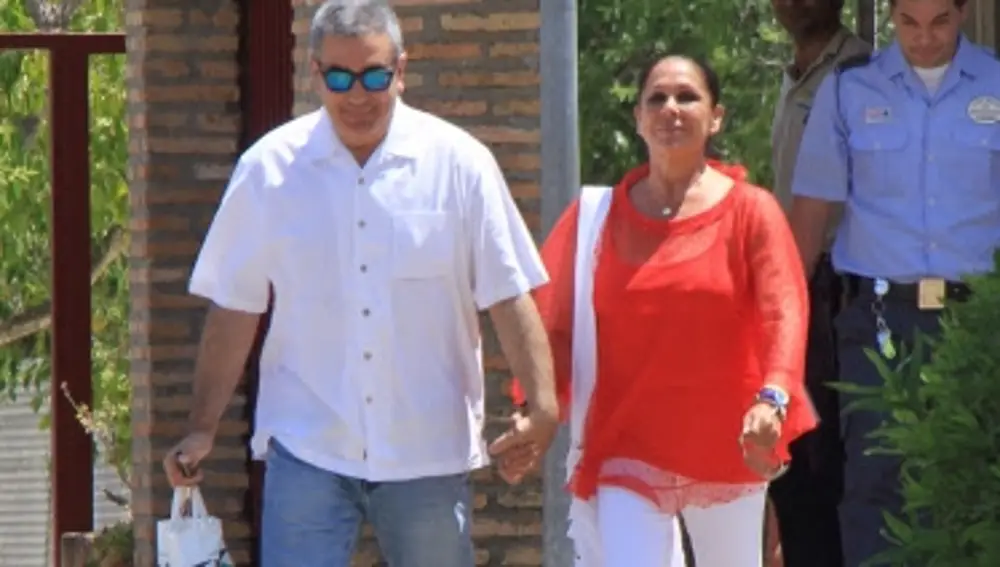 LA CANTANTE ISABEL PANTOJA CON SU HERMANO AGUSTIN SALIENDO DE LA CARCEL DE ALCALA DE GUADAIRA01/06/2015ALCALA DE GUADAIRA