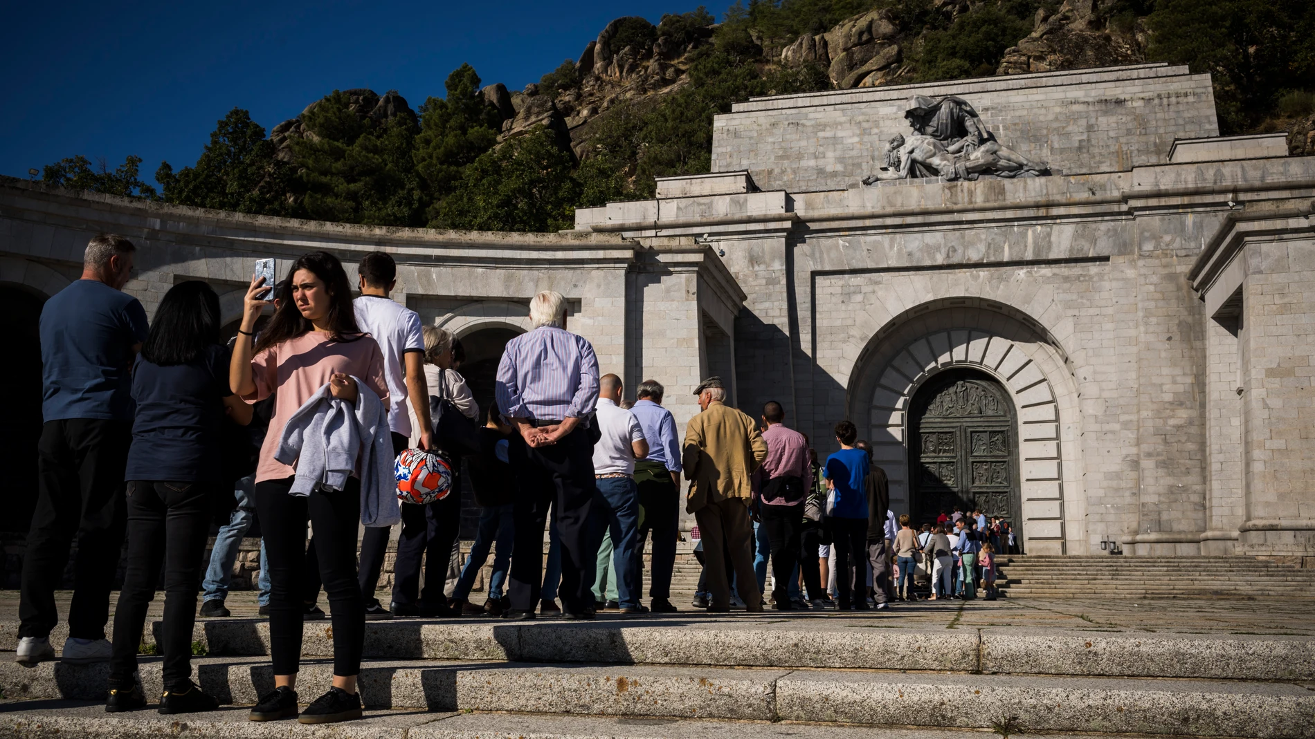 Visitantes en la Basílica del Valle de los Caídos, antes de la exhumación de los restos de Francisco Franco