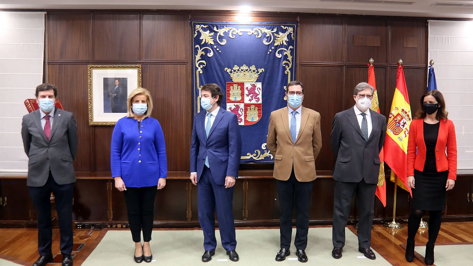 El presidente de Castilla y León, Alfonso Fernández Mañueco, recibe al de la CEOE, Antonio Garamendi, en una reunión en la que también participaron Fátima Báñez, Santiago Aparicio y los consejeros Fernández Carriedo y Ana Carlota Amigo