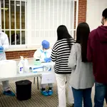Alumnos del Colegio Internacional Alameda de Osuna esperan su turno para realización de un test de RT-PCR en saliva, en Madrid.