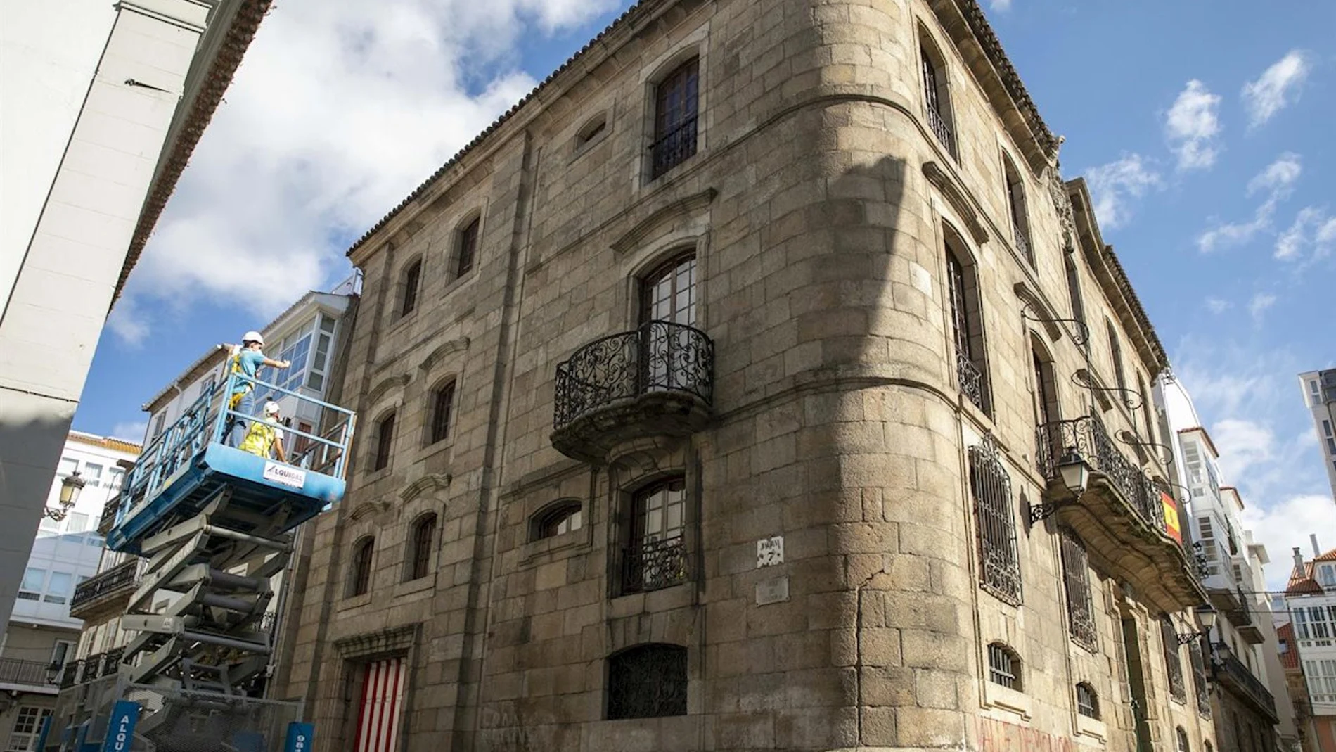 La Casa Cornide es un palacete histórico del siglo XVIII situado en el centro de La Coruña