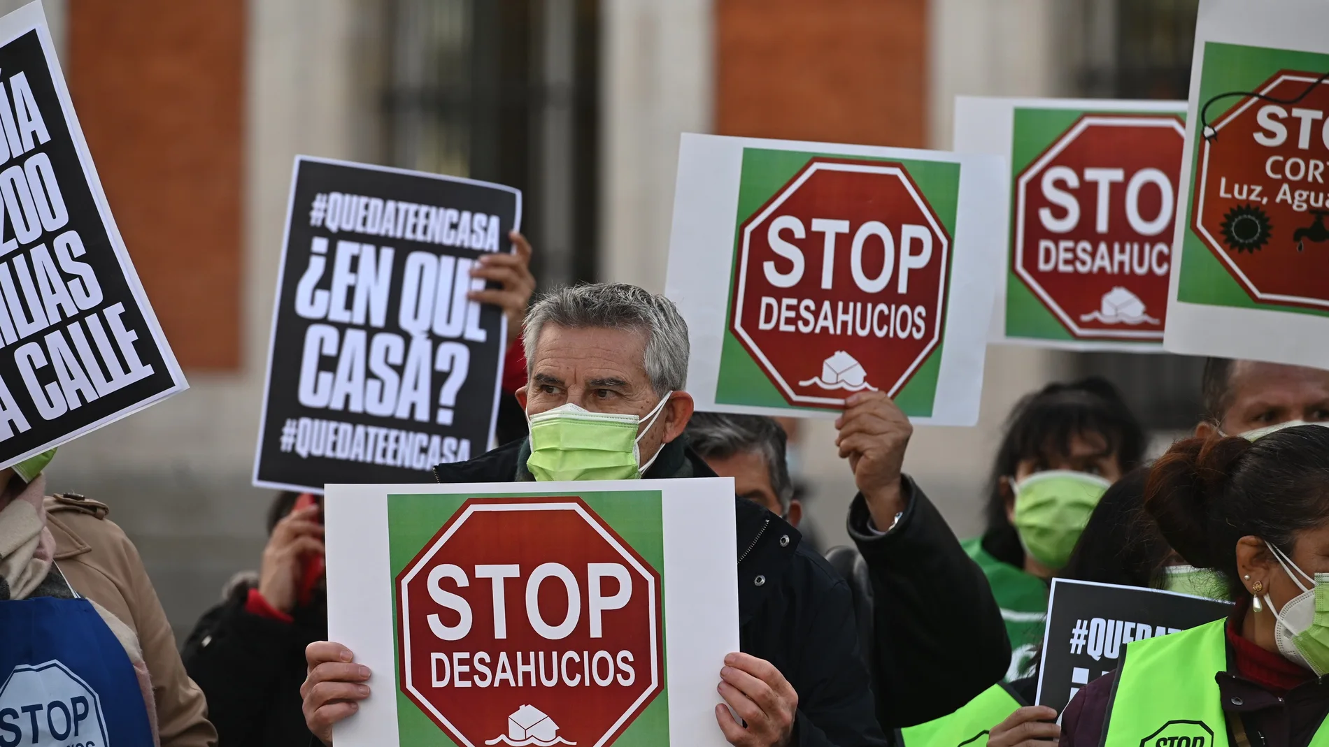 Varios activistas de la Coordinadora de Vivienda de Madrid concentrados en la madrileña Puerta del Sol para solicitar la paralización de los desahucios