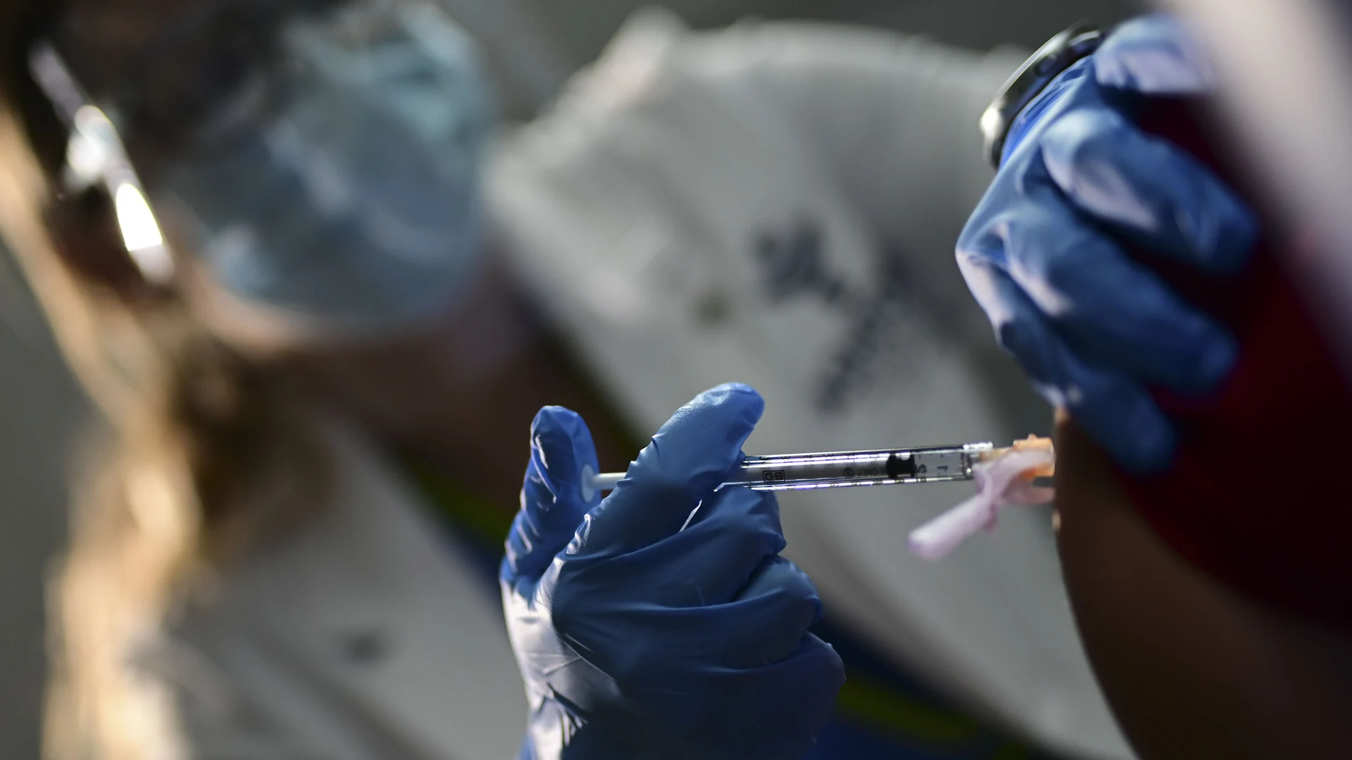 Un paciente recibe la vacuna contra el coronavirus en Puerto Rico.