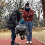 Adam Hanol y Marton Pal juegan con su hijo adoptivo de cuatro años Andras en un parque infantil en Budapest, Hungría