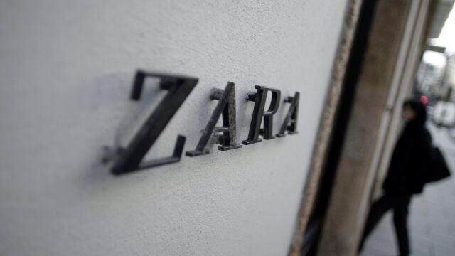 Una mujer entra en una tienda de Zara, buque insignia de Inditex, en A Coruña