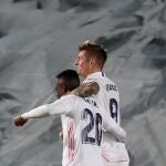 Toni Kroos y Vinicius celebran el gol del alemán en el Real Madrid - Athletic Club