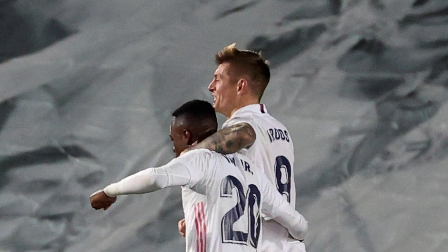 Toni Kroos y Vinicius celebran el gol del alemán en el Real Madrid - Athletic Club
