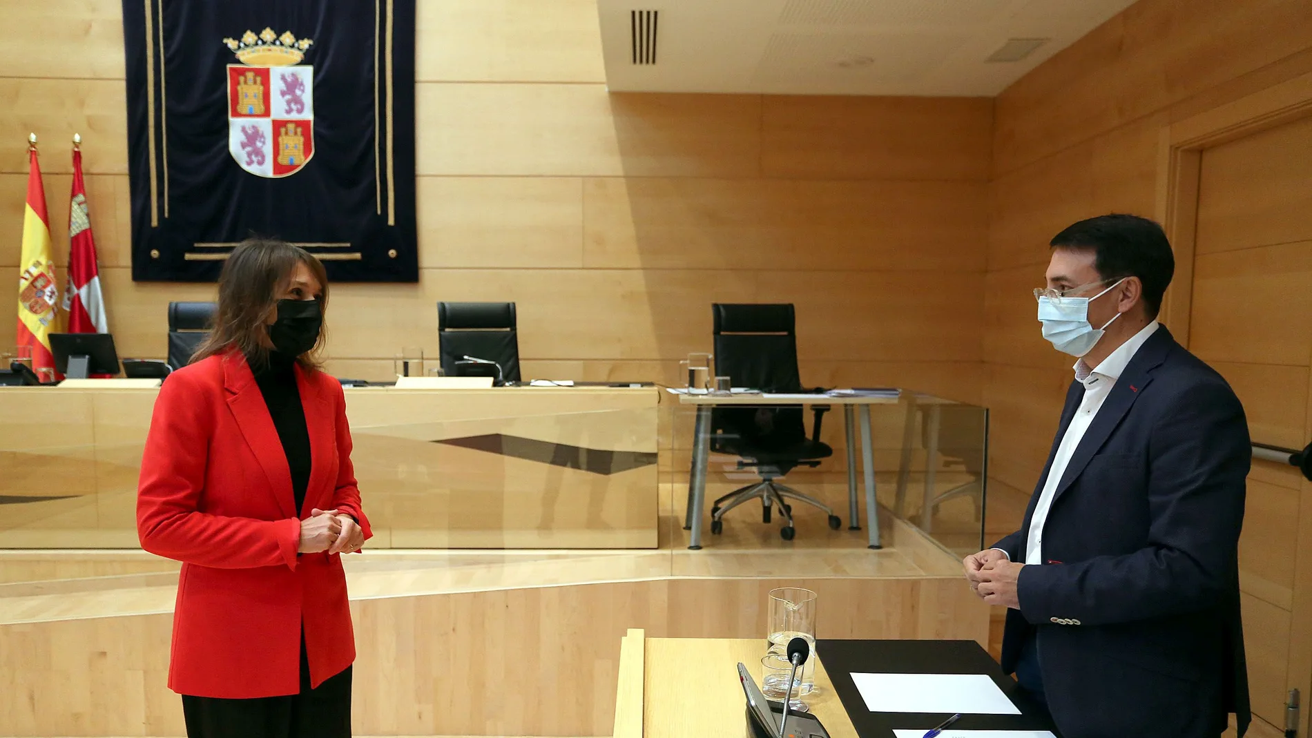 La consejera de Educación, Rocío Lucas, conversa con el procurador socialista Fernando Pablos