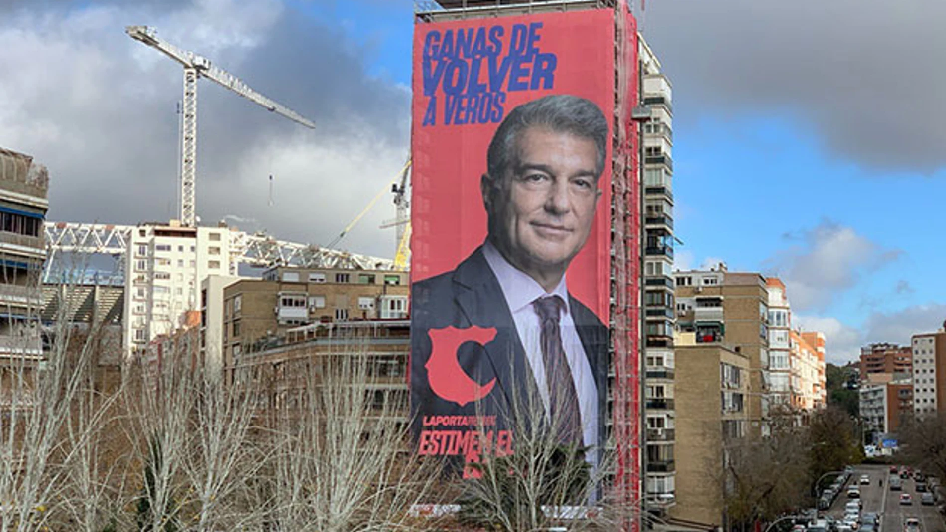 Anuncio de la candidatura de Joan Laporta situado junto al Santiago Bernabéu.