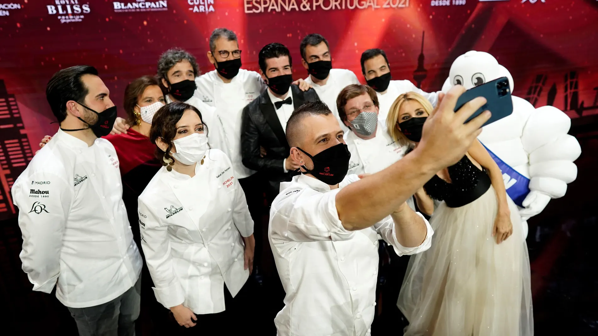Madrid (Spain), 15/12/2020.- A handout photo released by Madrid's regional Presidency shows Spanish chef David Munoz (C, front) taking a selfie photo of Madrid's Regional President Isabel Diaz Ayuso (2-L,2nd row), Madrid's Mayor Jose Luis Martinez-Almeida (2-R, 2nd row) and gala host Cayetana Guillen-Cuervo (R, 2nd row), chefs Diego Guerrero (3-L, 3rd row), Paco Roncero (4-L, 3rd row), gala host Miguel Angel Munoz (3-R, 3rd row) and chef Ramon Freixa (2-R, 3rd row), among others, during the 2021 Michelin Guide Gala for Spain and Portugal held in Madrid, Spain, 14 December 2020 (issued on 15 Dcember 2020). (España) EFE/EPA/Madrid's regional Presidency HANDOUT ATTENTION EDITORS: IMAGE TO BE USED ONLY IN RELATION TO THE STATED EVENT HANDOUT EDITORIAL USE ONLY/NO SALES